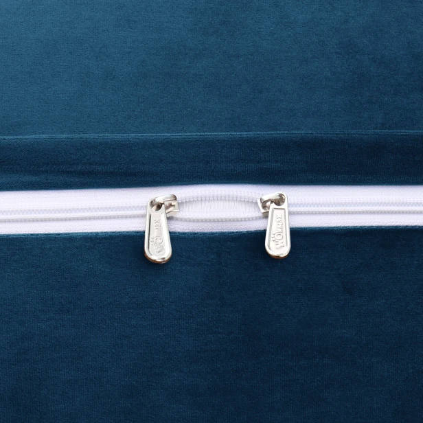 Granatowa poduszka wspierająca plecy, zamek błyskawiczny.