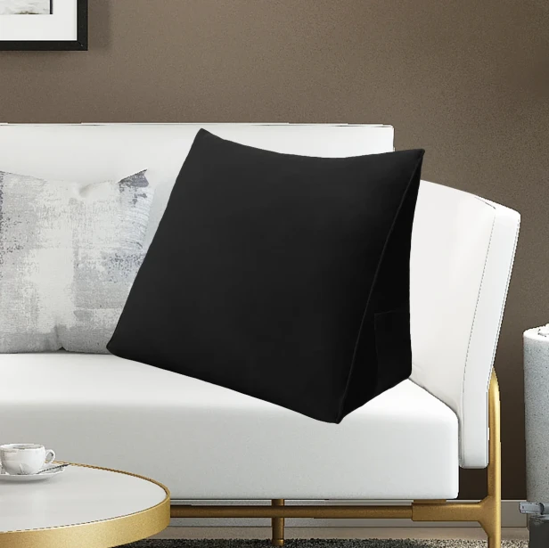 Czarna poduszka wspierająca plecy, aranżacja w salonie na kanapie.