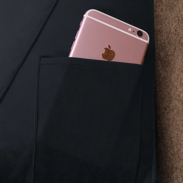 Czarna poduszka wspierająca plecy, kieszeń na telefon.