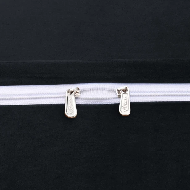 Czarna poduszka wspierająca plecy, zamek błyskawiczny.