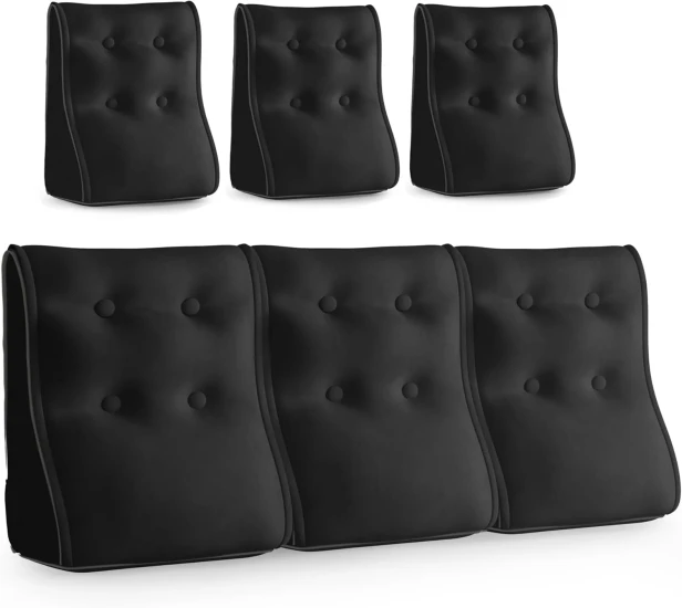 Zestaw trzech pikowanych, czarnych poduszek lędźwiowych z weluru z białą lamówką.