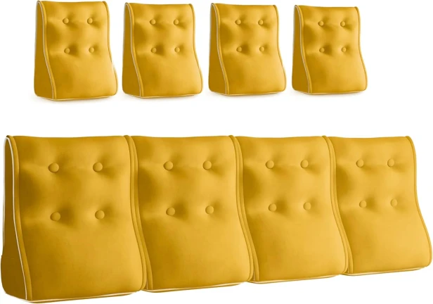 Zestaw czterech pikowanych, musztardowo-żółtych poduszek lędźwiowych z weluru z białą lamówką.