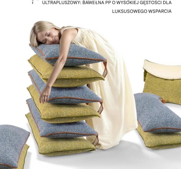 Młoda, uśmiechnięta kobieta o jasnych włosach, ubrana w długą, kremową suknię, która opiera się głową na wysokim stosie poduszek.