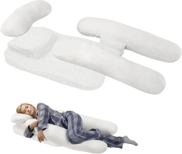 Kobieta leży na Poduszka Ortopedyczna z Kanałem na Ramię (dla Osób Śpiących na Boku) Biała.