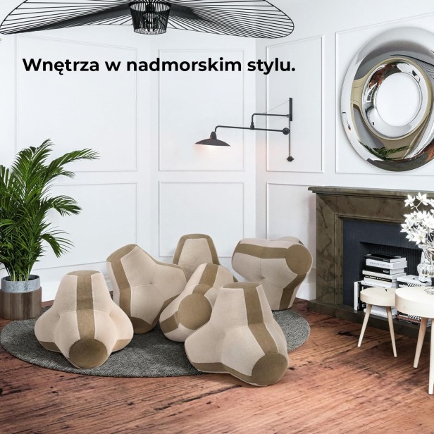 Aranżacja wnętrza salonu, łączącą elementy stylu nadmorskiego/marynistycznego z nowoczesnym designem, z ekspozycją sześciu dużych, geometrycznych poduszek do siedzenia.