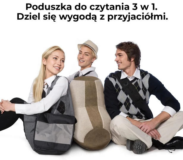 Troje młodych ludzi siedzących wokół jednej dużej, geometrycznej poduszki.