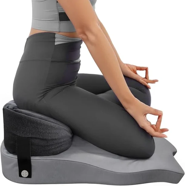 Osoba w pozycji medytacyjnej na specjalistycznym zestawie poduszek do jogi, medytacji i relaksu.