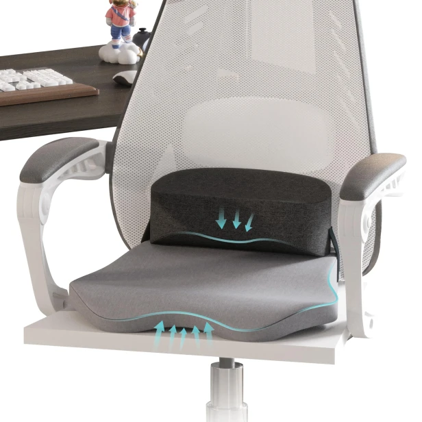 Poduszka do Medytacji, Jogi i Relaksu umieszczona na siedzisku nowoczesnego krzesła biurowego.