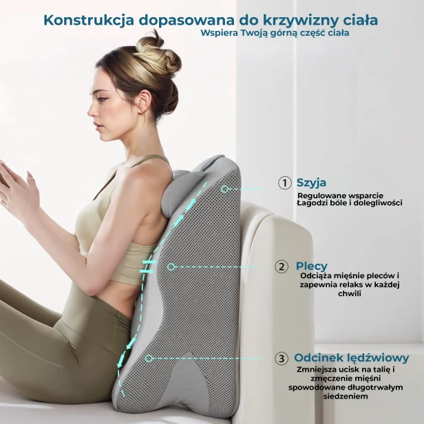 Kobieta siedząca na jasnej sofie, opierająca się o ergonomiczną, szarą poduszkę z siatkową tkaniną.