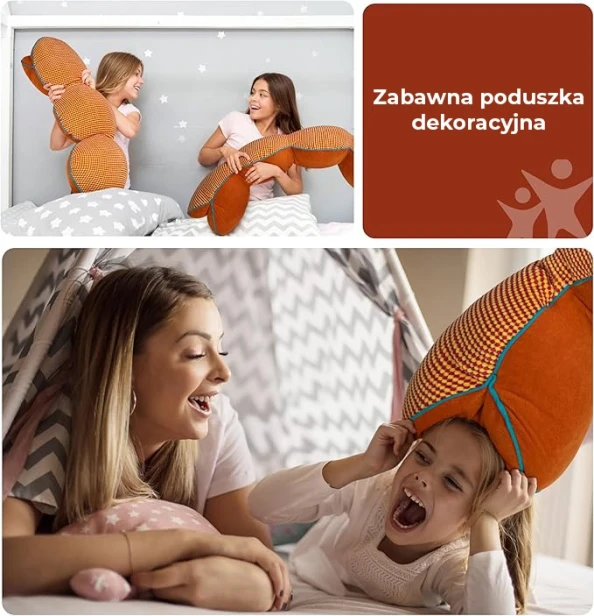 Dwie uśmiechnięte osoby bawią się poduszkami segmentowymi wąż w pokoju, na łóżkach ozdobionych wzorzystą pościelą.