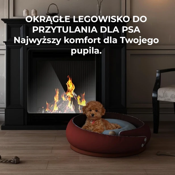 Uroczy, rudy szczeniak leży w okrągłym, miękkim legowisku w kolorze bordowym/czerwonym, umieszczonym przy kominku.