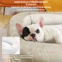 uroczy, czarno-biały Buldog Francuski leżący w beżowym (lub jasnokremowym) legowisku dla psa. Jest to grafika promocyjna, skupiająca się na kluczowych cechach konstrukcyjnych posłania.