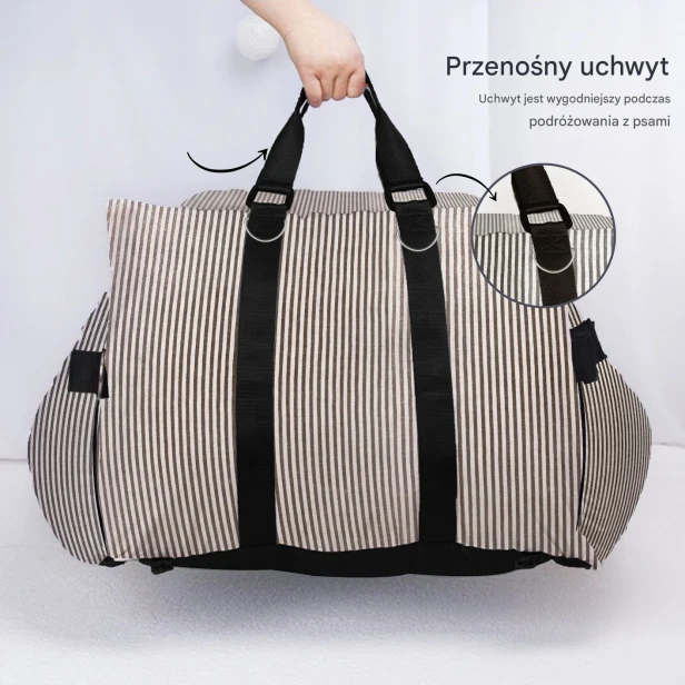Legowisko samochodowe dla psa złożone do postaci torby transportowej w beżowo-białe pasy, trzymane za dwa czarne, regulowane uchwyty.
