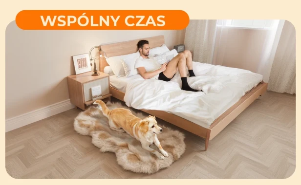 Przytulna scena w sypialni. Pies rasy mieszanej (o żółtej sierści) leży na puszystym, beżowym legowisku ze sztucznego futra.