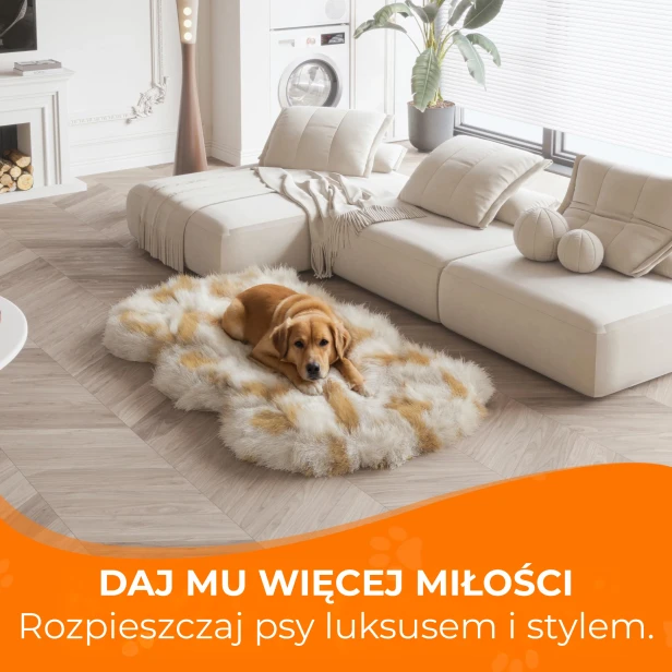 Pies leży na puszystym, luksusowym legowisku ze sztucznego futra (wzór w jasne ciapki) w nowoczesnym, jasnym salonie.
