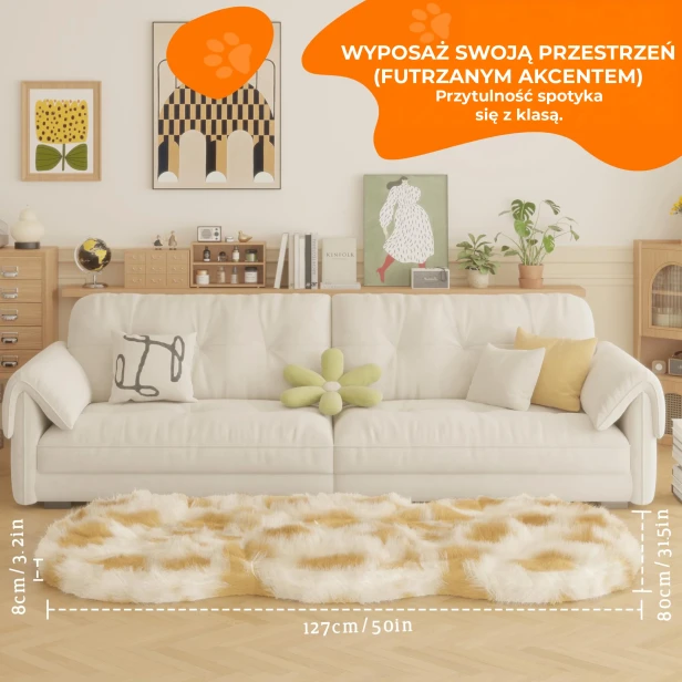 Duży, puszysty dywanik dla psa ze sztucznego futra w beżowo-białe łaty, umieszczony w nowoczesnym salonie.