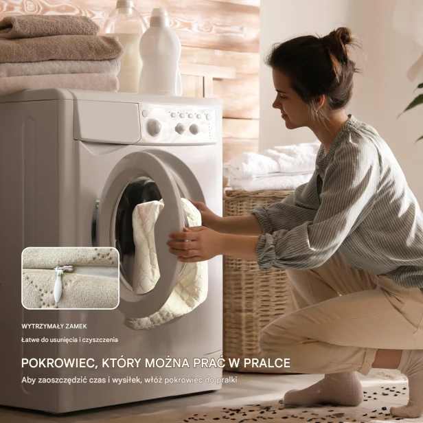 Kobieta wkłada jasny, pikowany pokrowiec z wytrzymałym zamkiem od kanapy, legowiska dla psa do pralki.