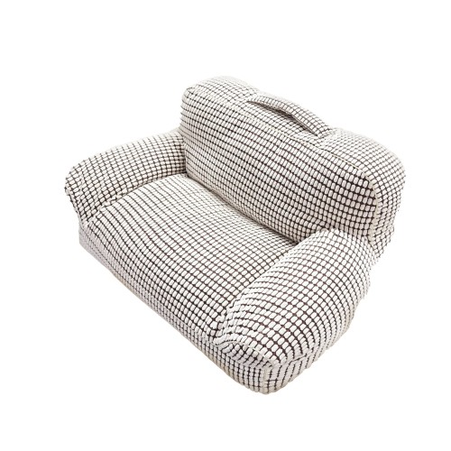 Legowisko kanapa dla psa lub kota w kształcie miniaturowej sofy z wysokimi bokami, pokryte biało-brązowym, teksturowanym, kratkowanym materiałem, z uchwytem do przenoszenia na oparciu.