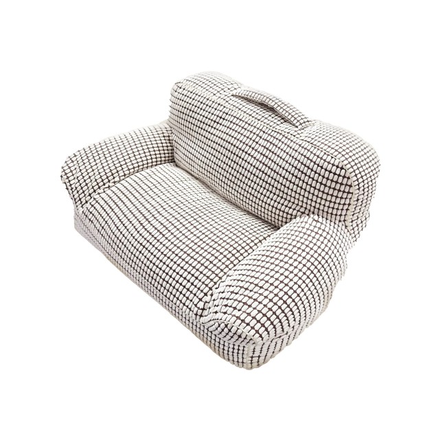 Legowisko kanapa dla psa lub kota w kształcie miniaturowej sofy z wysokimi bokami, pokryte biało-brązowym, teksturowanym, kratkowanym materiałem, z uchwytem do przenoszenia na oparciu.