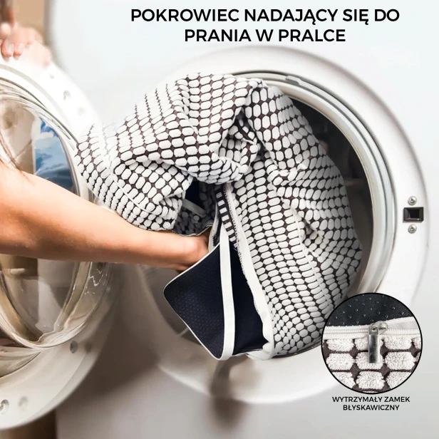 Osoba wkłada do pralki pokrowiec z legowiska dla zwierząt (z biało-czarnym wzorem), co ilustruje, że pokrowiec nadaje się do prania w pralce.