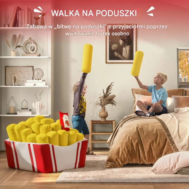 Dwoje radosnych dzieci bawi się w pokoju, trzymając w rękach żółte, podłużne poduszki w kształcie frytek wyjęte z dużego worka sako "frytki".