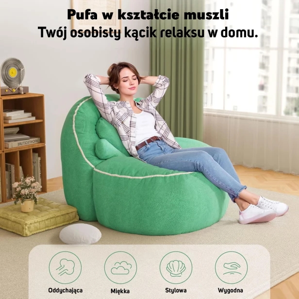 Kobieta w swobodnej pozycji, siedzącą na dużym, zielonym, miękkim fotelu typu "pufa" lub "sako", który ma kształt muszli.