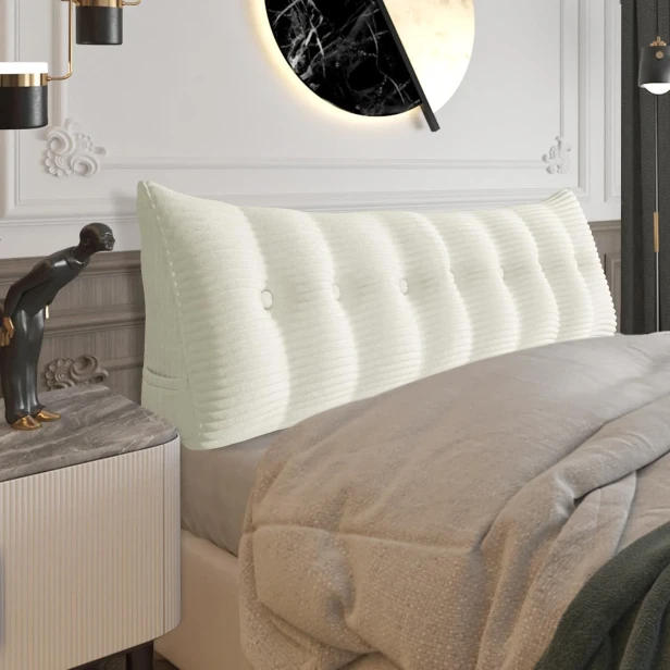 Duża Sztruksowa Poduszka do Czytania – Biała. Aranżacja w sypialni na łóżku.