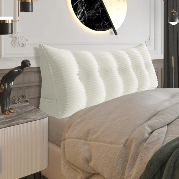 Duża Sztruksowa Poduszka do Czytania – Biała. Aranżacja w sypialni na łóżku.