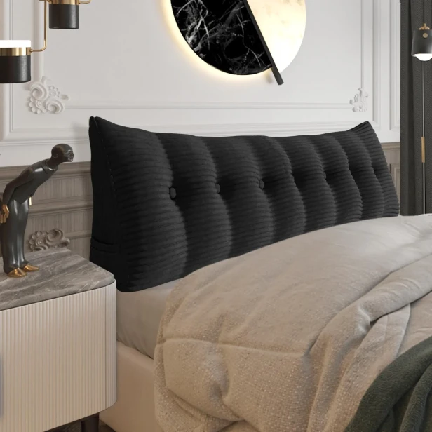 Duża Sztruksowa Poduszka do Czytania – Czarna. Aranżacja w sypialni na łóżku.