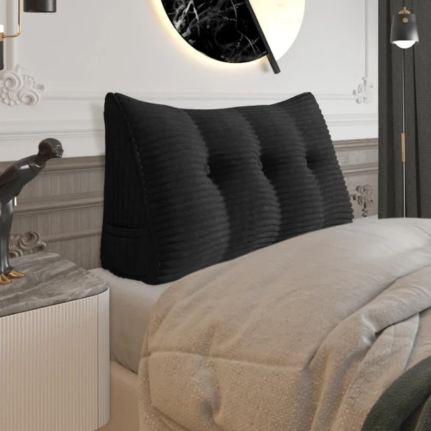 Duża Sztruksowa Poduszka do Czytania – Czarna. Aranżacja w sypialni na łóżku.