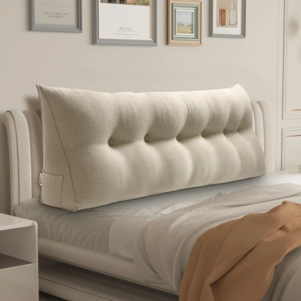 Trójkątna Poduszka do Czytania Beżowa, aranżacja w sypialni na łóżku.