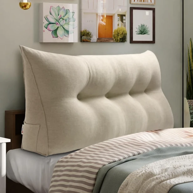 Trójkątna Poduszka do Czytania Beżowa, aranżacja w sypialni na łóżku.