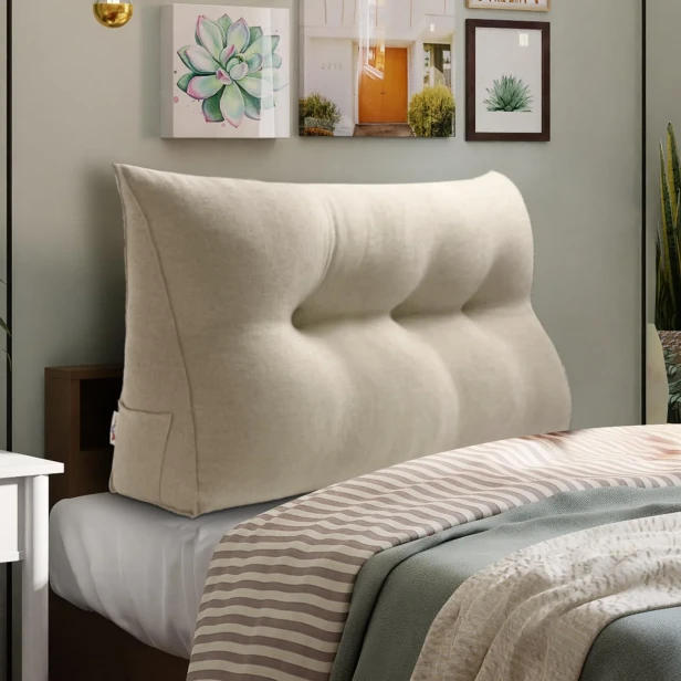 Trójkątna Poduszka do Czytania Beżowa, aranżacja w sypialni na łóżku.