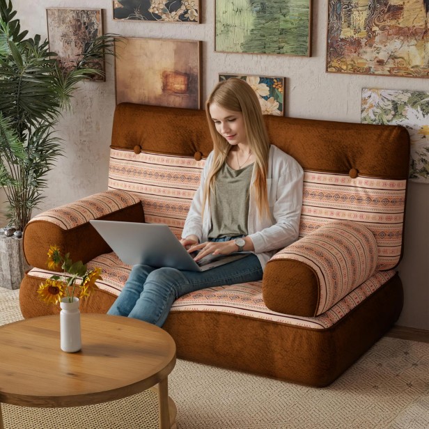 Kobieta pracująca na Modułowej Sofie, kanapie Podłogowej w Stylu Boho.