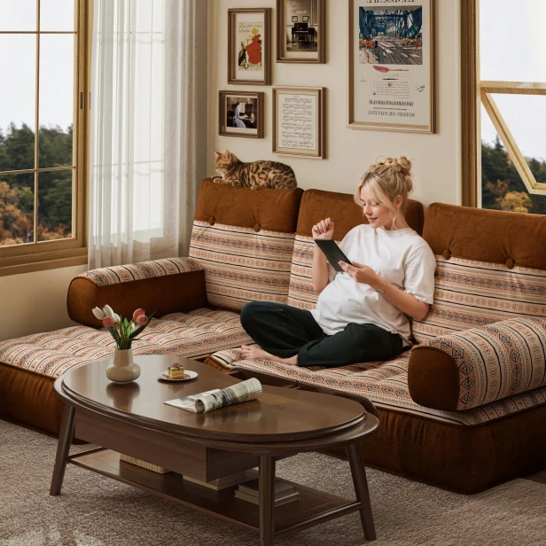 Kobieta w ciąży odpoczywająca na Modułowej Sofie, kanapie Podłogowej w Stylu Boho.