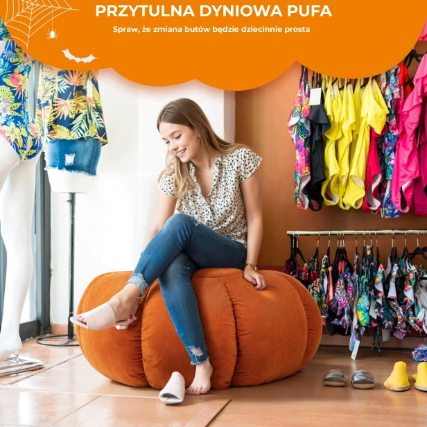 Na pufie w kształcie dyni siedzi młoda kobieta i przemierza buty.