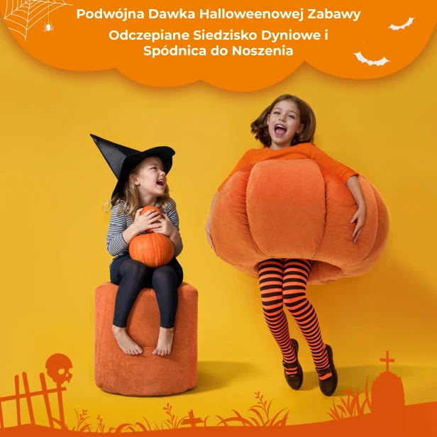 Dzieci bawiące się pufą w kształcie dyni.