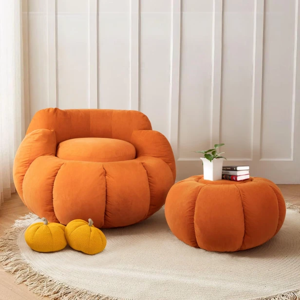 Dwie pufy pokryte luksusowym welurem w kształcie dyni.