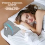 Kobieta śpi na Poduszka Klinowa XXL Szara, napis "WYGODNA PODUSZKA KLINOWA PODNOSI PODUSZKĘ, ZAPEWNIAJĄC WSPARCIE DLA RAMION I GŁOWY."