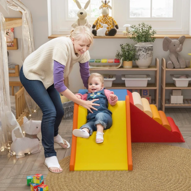 Dziecko bawiące się z kobietą na Piankowym Zestawie Wspinaczkowym dla Dzieci.