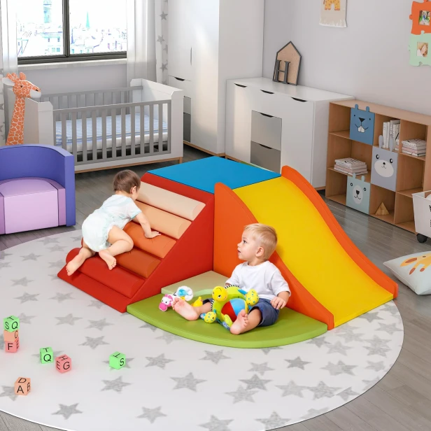 Dzieci bawiące się na Zestawie Wspinaczkowym, zjeżdżalni do pokoju dziecka.