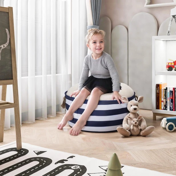 Dziewczynka siedząca na Pufie z Pojemnikiem (Schowkiem), aranżacja w pokoju dziecięcym.