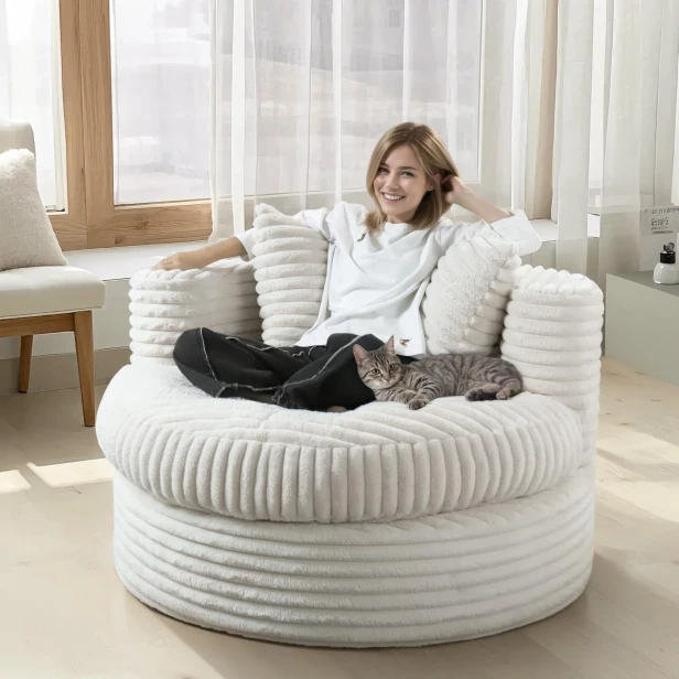 Kobieta z kotem siedząca na Wypoczynkowym Okrągłym Szezlongu.