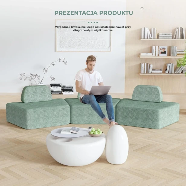 Mężczyzna siedzący na Narożniku Modułowym Półokrągłym, aranżacja w salonie.