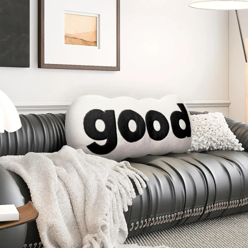 Pluszowa Poduszka do Czytania Czarna. Aranżacja w w salonie na kanapie.