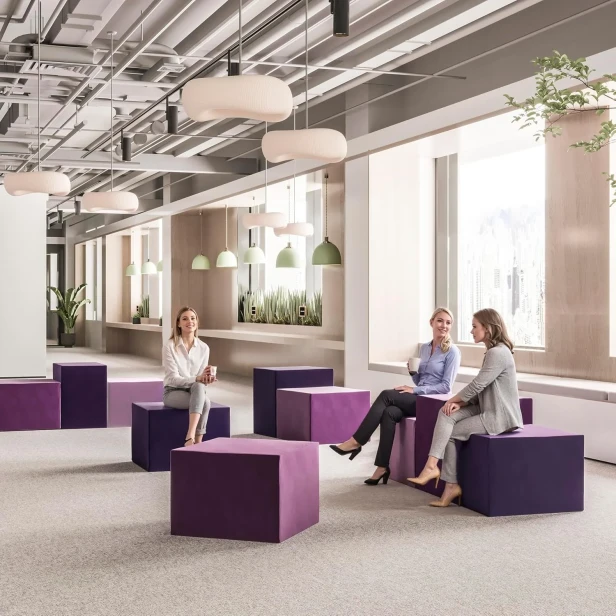 Kobiety siedzące na Modułowych Podnóżkach Lawendowych, stoliki.