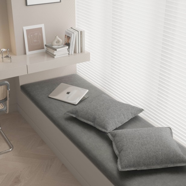 Zestaw 4 Szarych Modułowych Poduszek, aranżacja w domu, na parapecie.