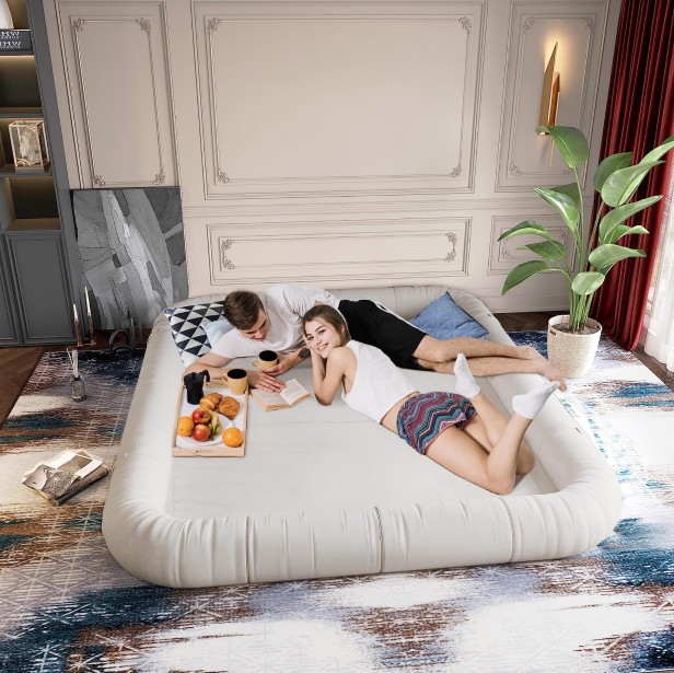 Para młodych ludzi leży na Sofie z funkcją spania, aranżacja w salonie.