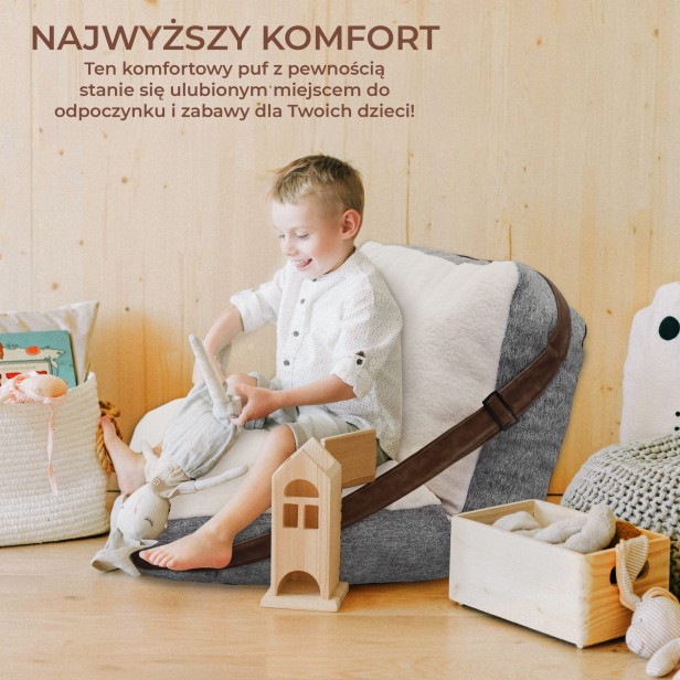 Chłopiec siedzący na Fotelu Rozkładanym w pokoju dziecięcym.