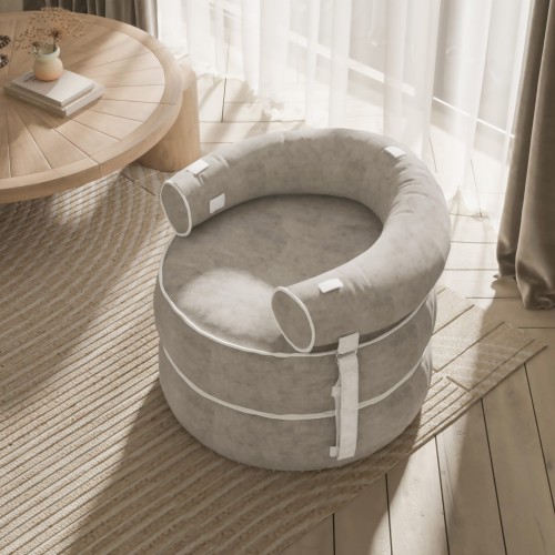 Sofa z pasami, aranżacja w salonie.